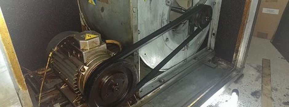 pulizia-cappe-pulizie-cappa-aspirazione-cucina-industriale-motore-estrazione-pulito.jpg